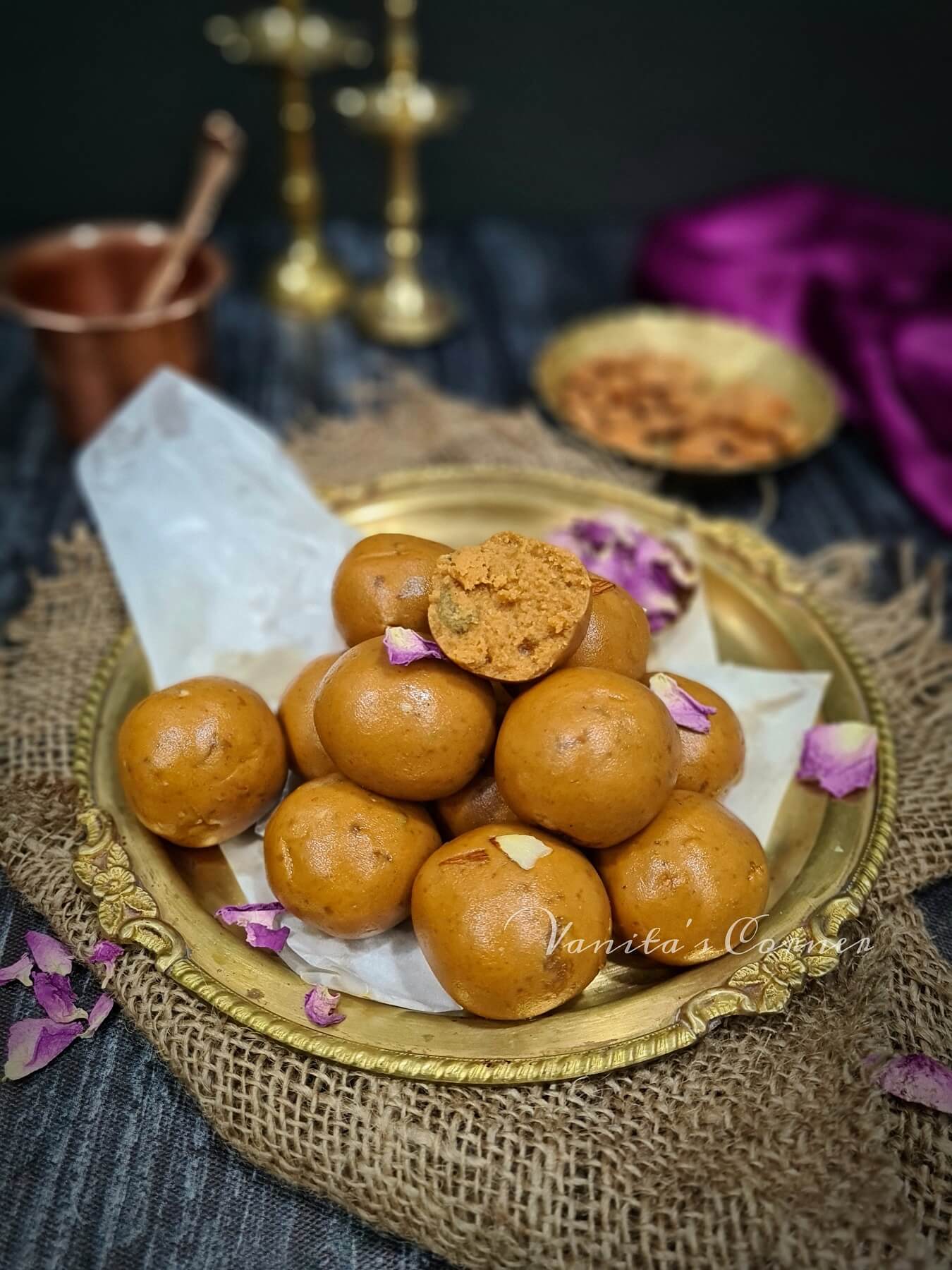 Besan laddoos with jaggery | Healthy besan laddoos - Vanita's Corner